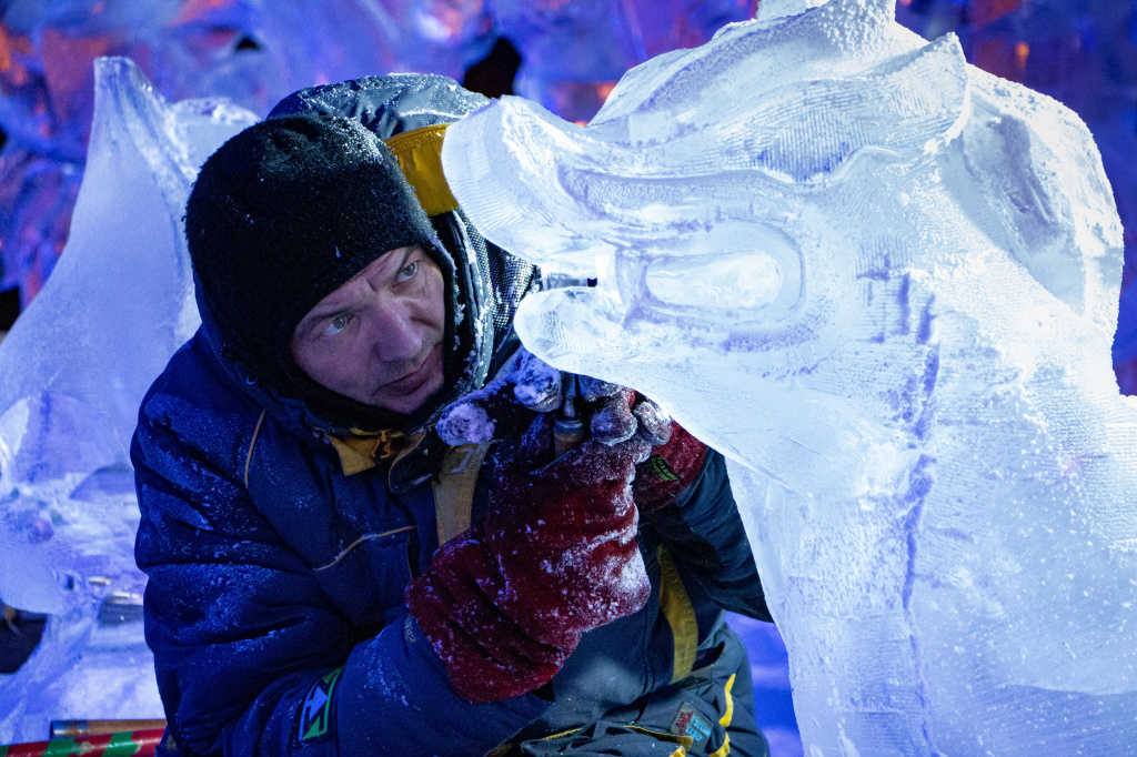 ледяной парк. якутск снежные скульптуры. ледяной мастер. ледяной мастер. вырезает скульптуру из льда.