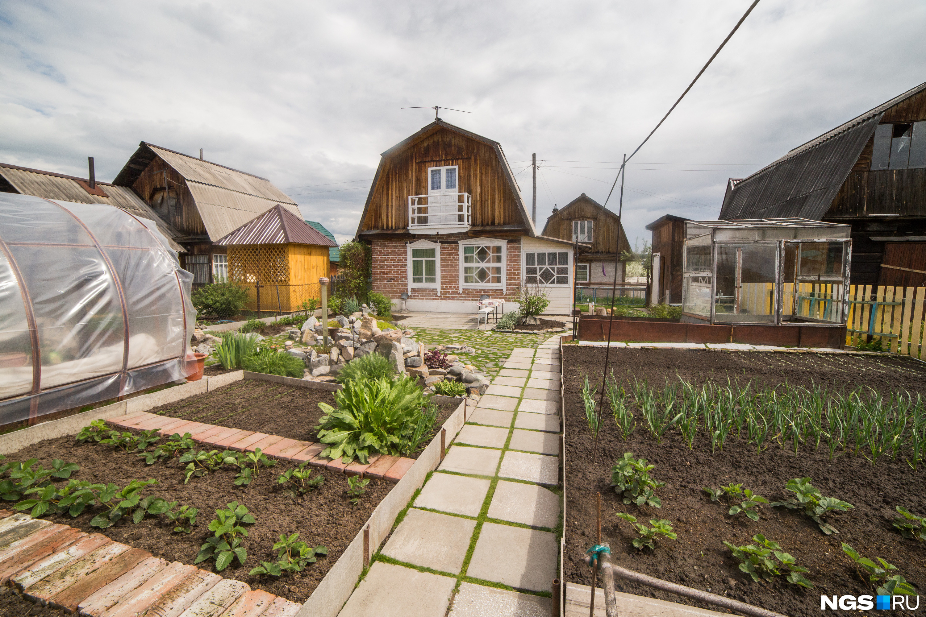 Обычные дачи фото. Дачный домик с огородом. Домик с огородом. Огород на даче. Загородный дом с огородом.