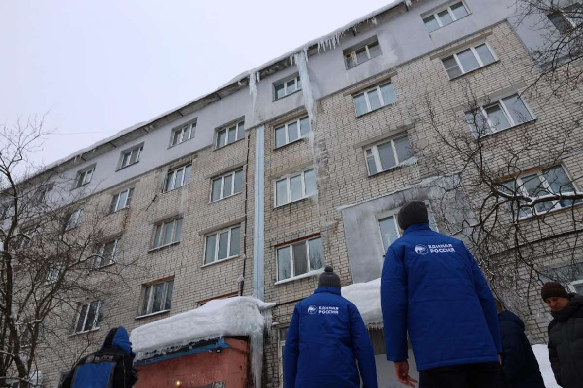 Партийный десант Единой России проверил безопасность крыш в Нижнем Новгороде