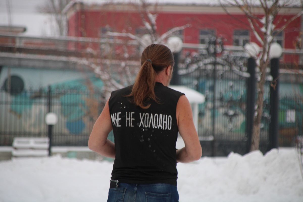 Удивленным прохожим. Взгляды вверх из фильмов. Удивленным прохожим. Удивленная женщина на улице. Жители нью-йорка.