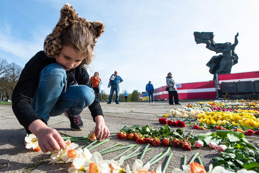 Возложение цветов к памятнику Освободителям в Риге. 9 мая 2022