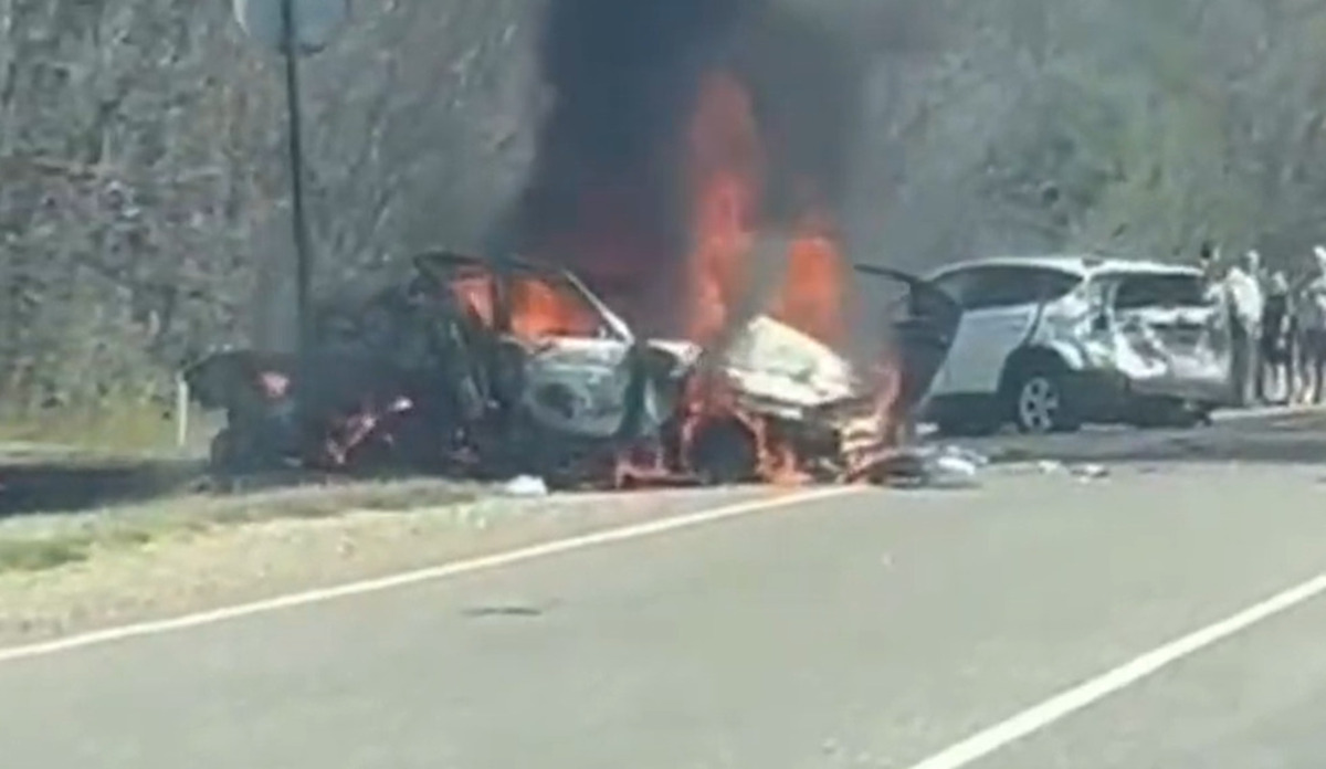 Две легковушки сгорели на дороге после ДТП с «Газелью» на Кубани, есть погибший