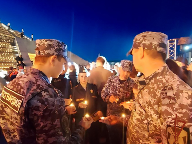 В Кузбассе сотрудники и военнослужащие Росгвардии зажгли свечи в память о павших героях войны