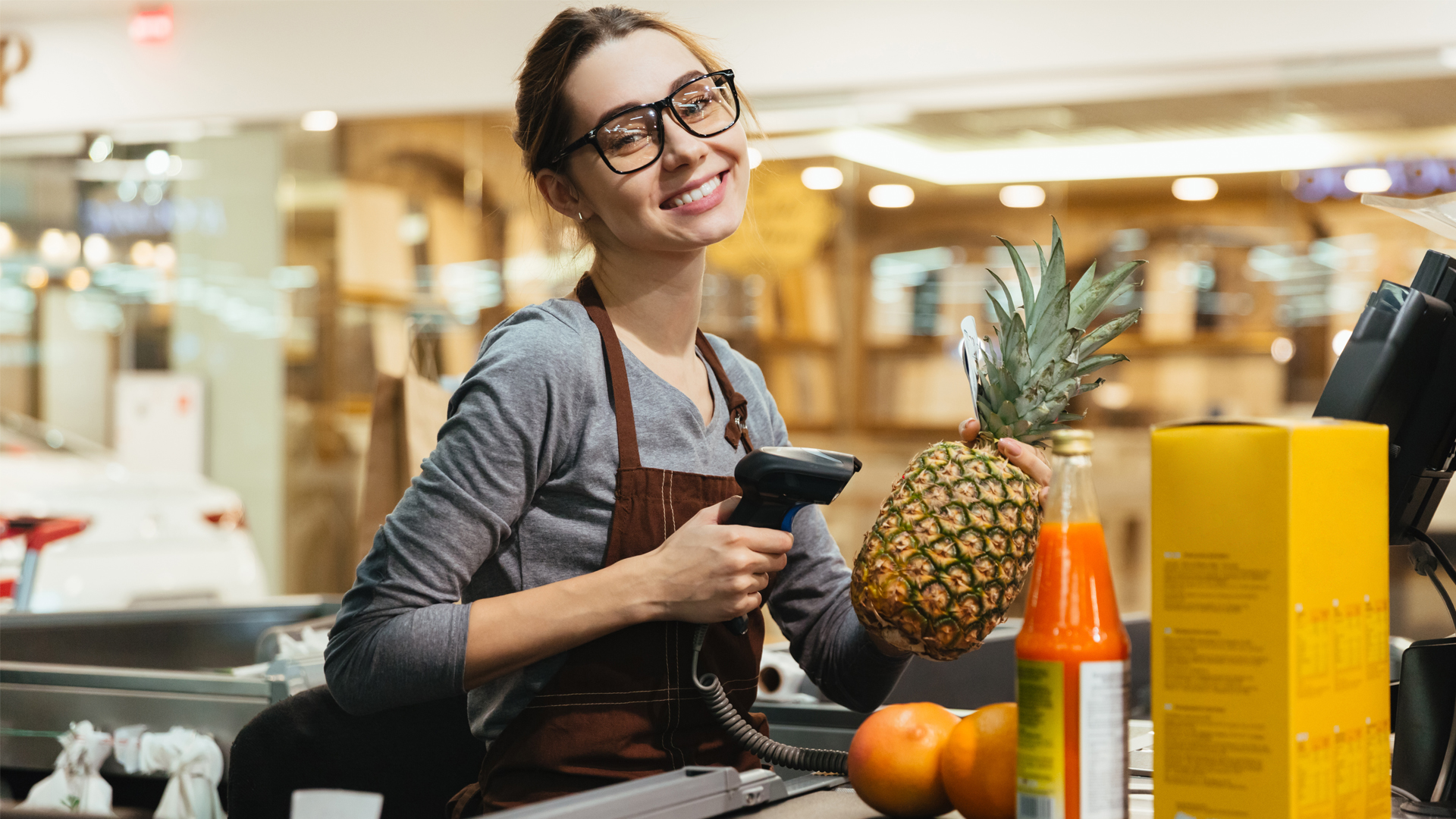 работник супермаркета. продавец кассир. продавец. стажер магазина. сотрудники магазина пятерочка.