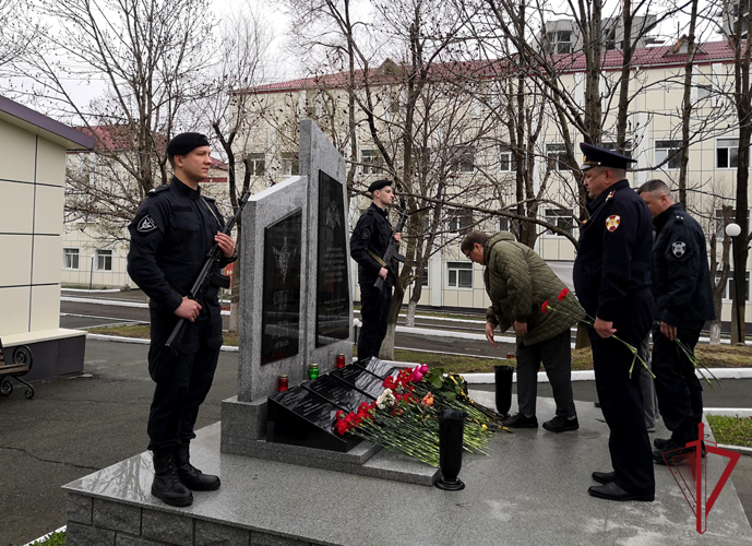 Во Владивостоке состоялась церемония открытия мемориала, посвященного погибшим сотрудникам ОМОН