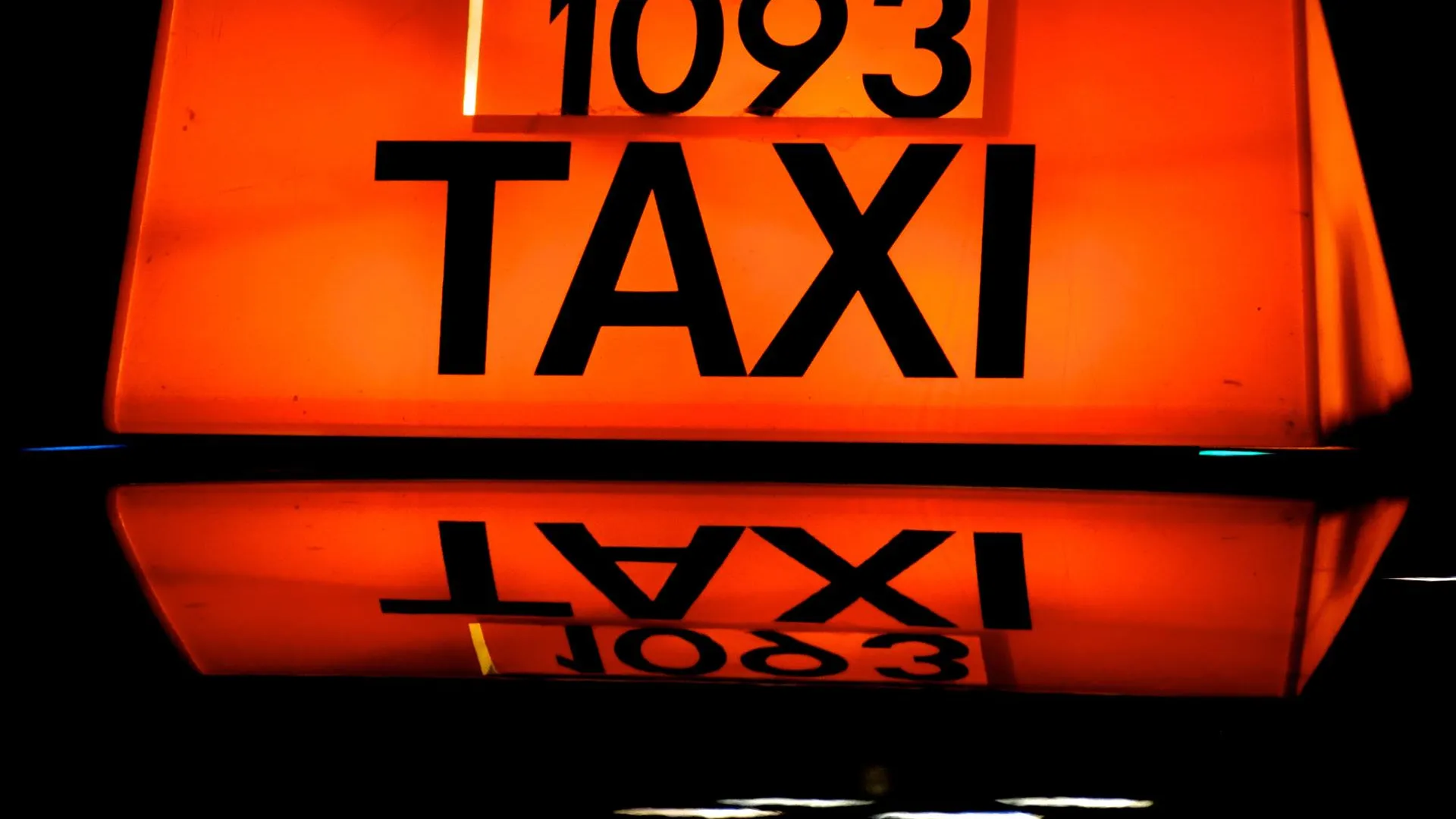 Неоновая табличка такси. Вывеска такси. Suzuki надпись. Табличка светодиодная DAF оранжевая. Такси шер