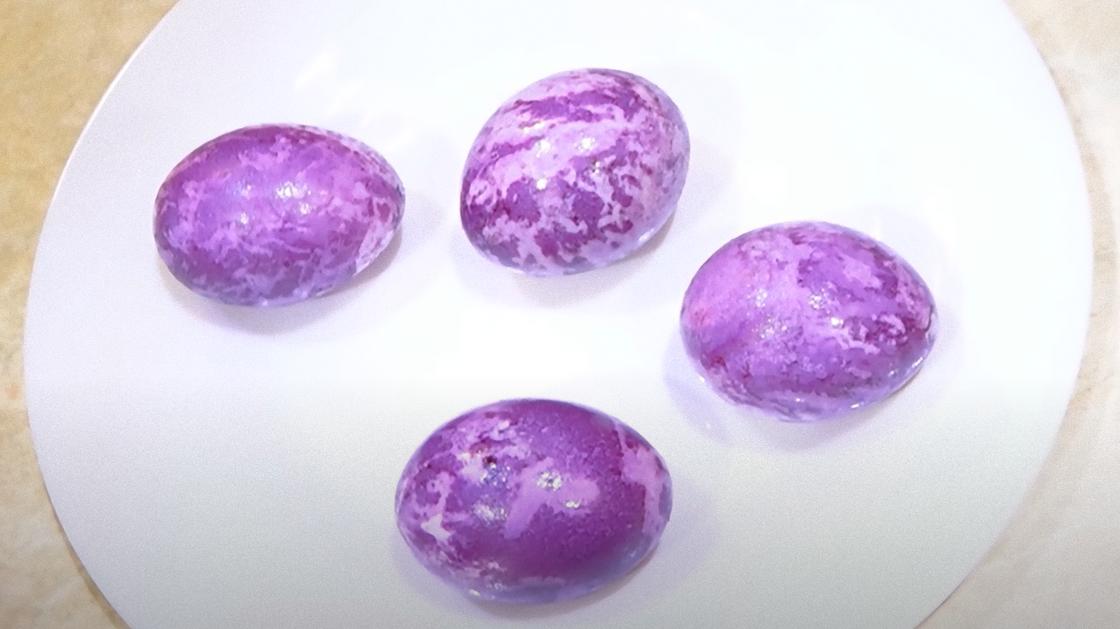 Как покрасить яйца фломастерами и салфеткой. Яйцо фиолетового цвета. Мраморная краска фиолетовая для яиц. Фото лиловые яйца на тарелке.