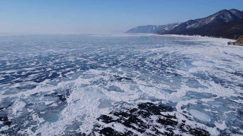 Тем туристам, которые приехали на Байкал из других регионов в 2024 году, повезло - лёд великолепный, чистый и гладкий. А погода на редкость теплая.
