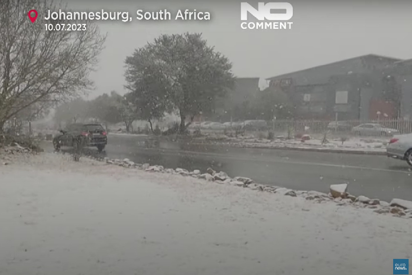 Амурская обл зимой. В санкт-петербурге выпал снег. Снегопад в городе. Снегопад в россии. С 1 снегом.