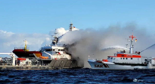 В Балтийском море загорелся танкер с нефтью и химикатами (ФОТО)