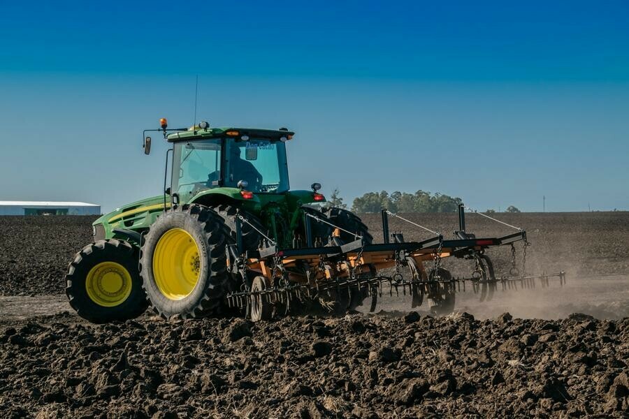 Заплатил за трактор получил 600 тысяч как житель Приамурья наказал продавца