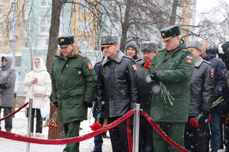 Начальник Управления Росгвардии по Пермскому краю принял участие в церемонии возложения цветов к мемориалу «Солдат России» в честь Дня Героев Отечества