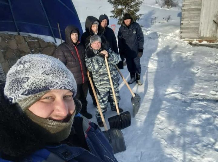 В Кощаково добровольцы расчистили дорожку к купели и поклонному кресту