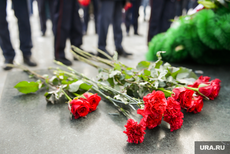 Клипарт. Возложение цветов, Мемориал на аллее Славы. Челябинск, гвоздики, цветы, мемориал