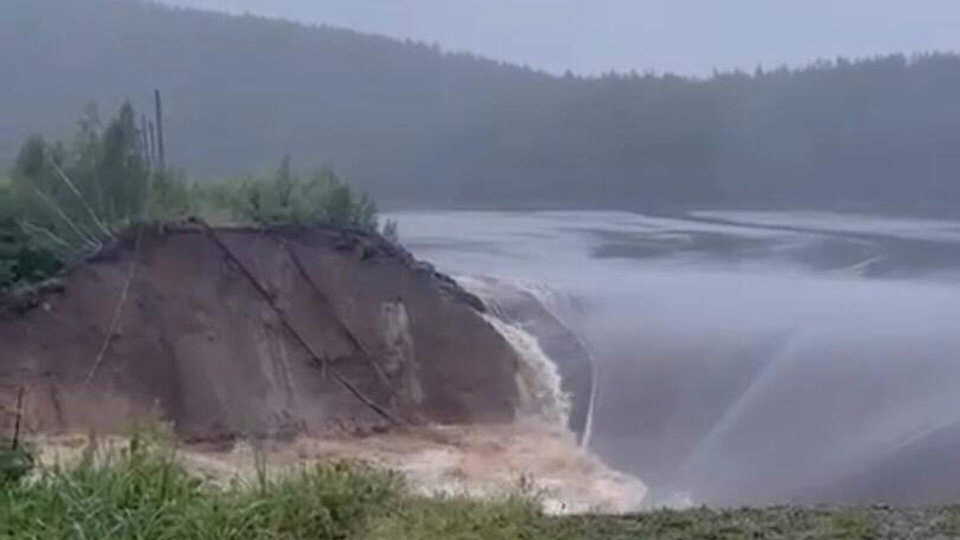 В Челябинской области вода после прорыва дамбы прибывает в пять поселков