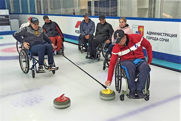 Сочинцы посетили паралимпийский мастер-класс по керлингу на колясках