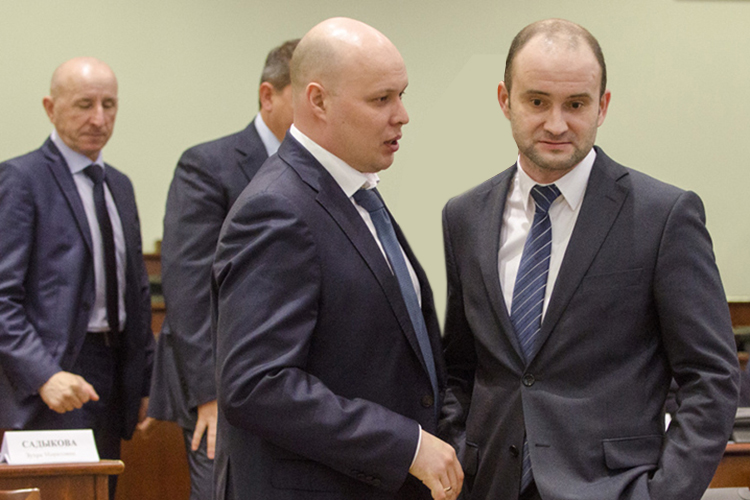 По данным источников, в министерстве транспорта и дорожного хозяйства РТ у Фарита Ханифова кресла покинули Артем Чукин (на фото — второй справа) и Айрат Садыков