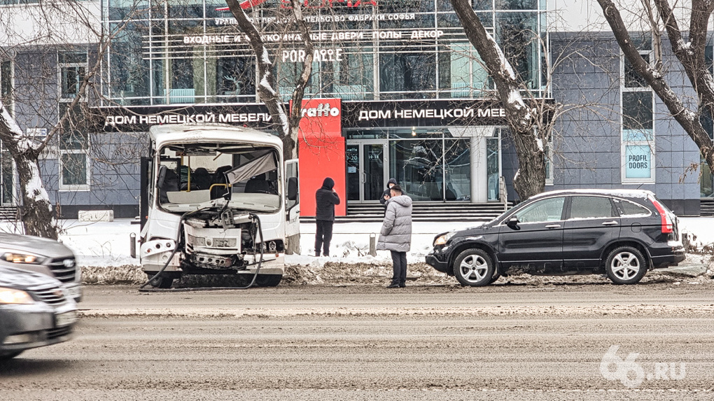 В центре Екатеринбурга разбился автобус с пассажирами. Видео