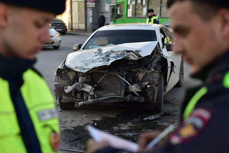 Виновником аварии стал водитель белой BMW