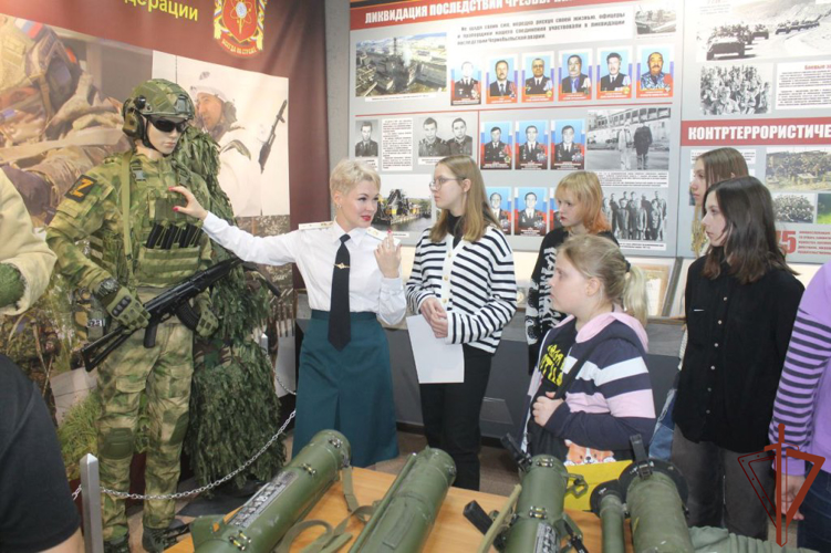 В Сибирском округе Росгвардии прошли патриотические мероприятия со школьниками