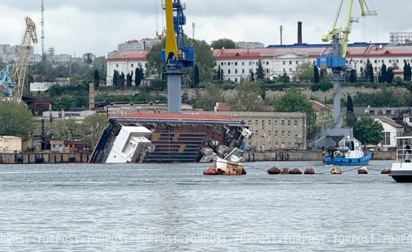 Подъём затонувшего в Севастопольской бухте плавкрана отложили