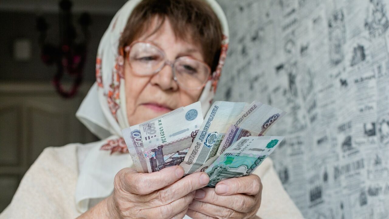 Многие россияне по-прежнему хранят старые сберк...