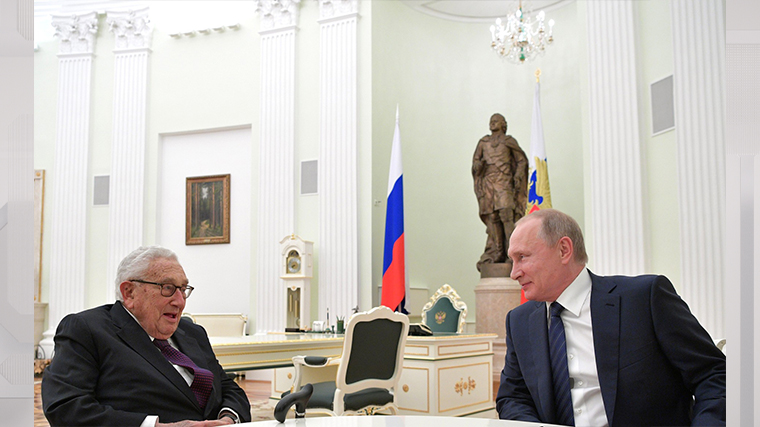 Президент Владимир Путин и бывший госсекретарь США Генри Киссинджер (слева) во время встречи в Кремле.