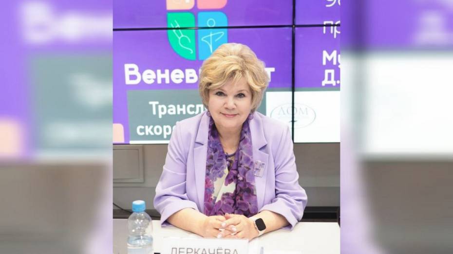 Губернатор Александр Гусев поздравил директора Воронежского областного музея имени Никитина Светлану Деркачеву с юбилеем