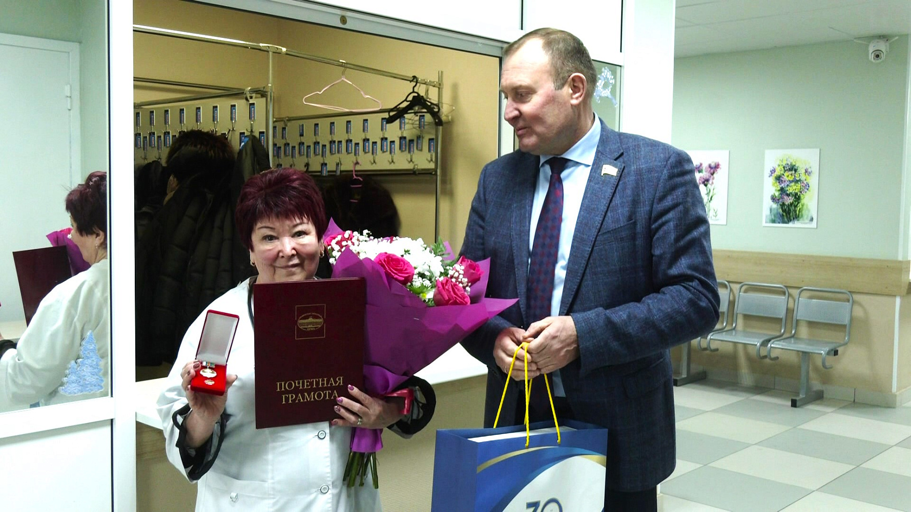 46 лет на одном месте - в Сургуте поздравили старейшего терапевта города