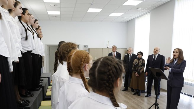 Михаил Мишустин посетил в Беслане детскую музыкальную школу имени Ацамаза Макоева