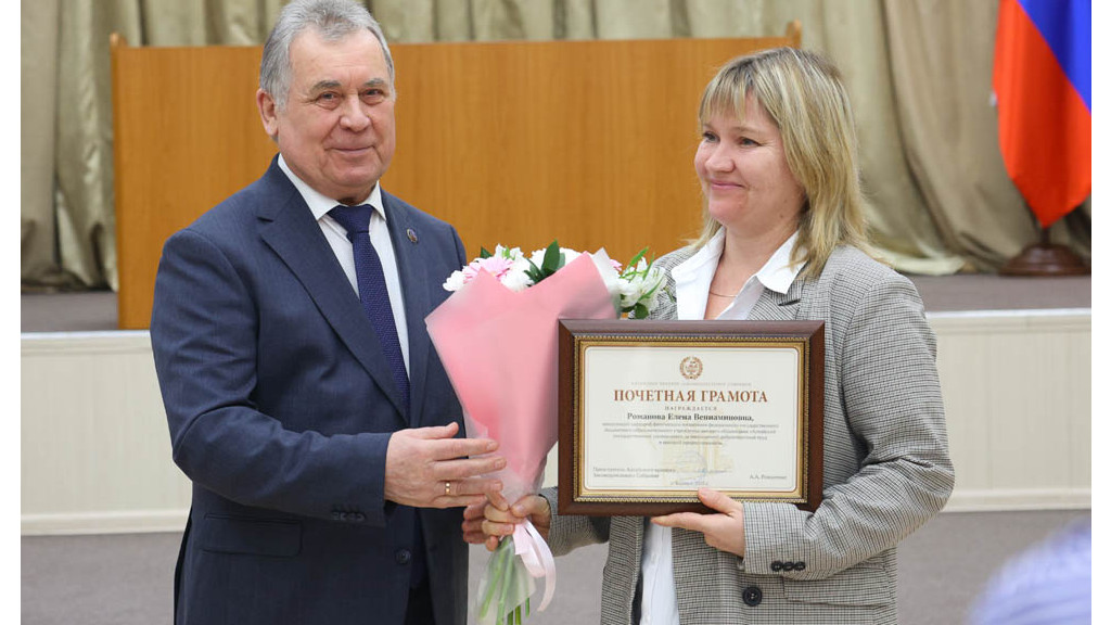 В Алтайском крае вручили награды ведущим ученым и преподавателям высшей школы Фото №1