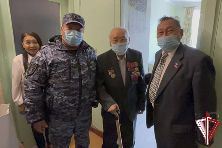 В Якутске сотрудники вневедомственной охраны Росгвардии поздравили с днем рождения ветерана службы Семена Ивановича Колтовского