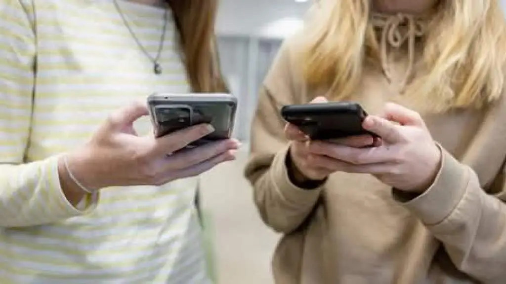 Тревожность, зависимость, изоляция: родители призывают запретить смартфоны в школах до 12-го класса