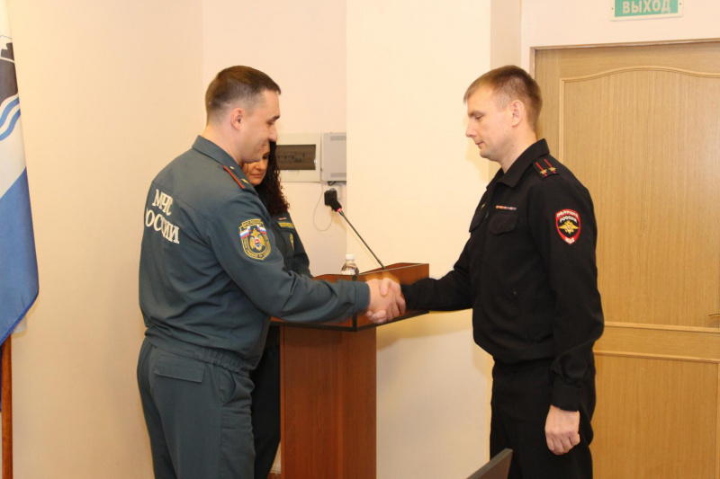 На Камчатке ведомственными наградами МЧС России отмечены полицейские