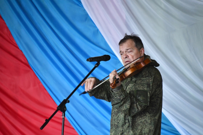 Андрей Решетин выступает перед бойцами в зоне СВО
