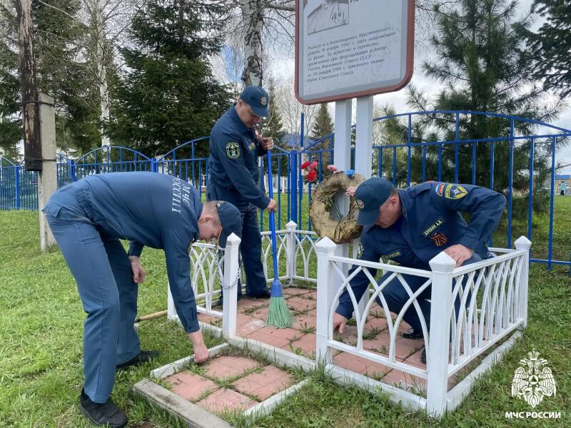 Слово и дело в преддверии 9 Мая: поэтический марафон в библиотеке и патриотические акции МЧС России