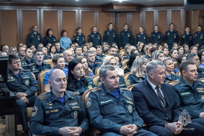 В Главном управлении МЧС Югры прошла торжественная церемония награждения добровольцев округа