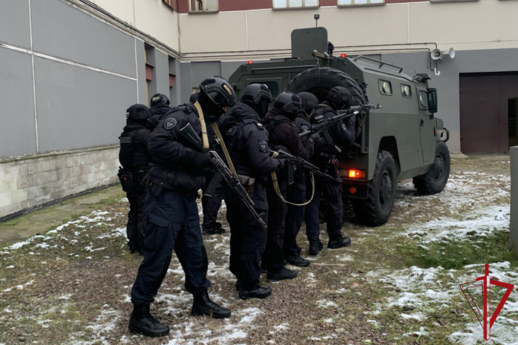 Cотрудники Росгвардии провели занятия по нейтрализации вооруженных преступников и освобождению заложников