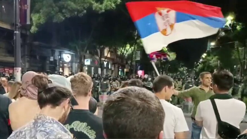 Посол Боцан-Харченко: протесты в Сербии развиваются по сценарию «цветных революций»