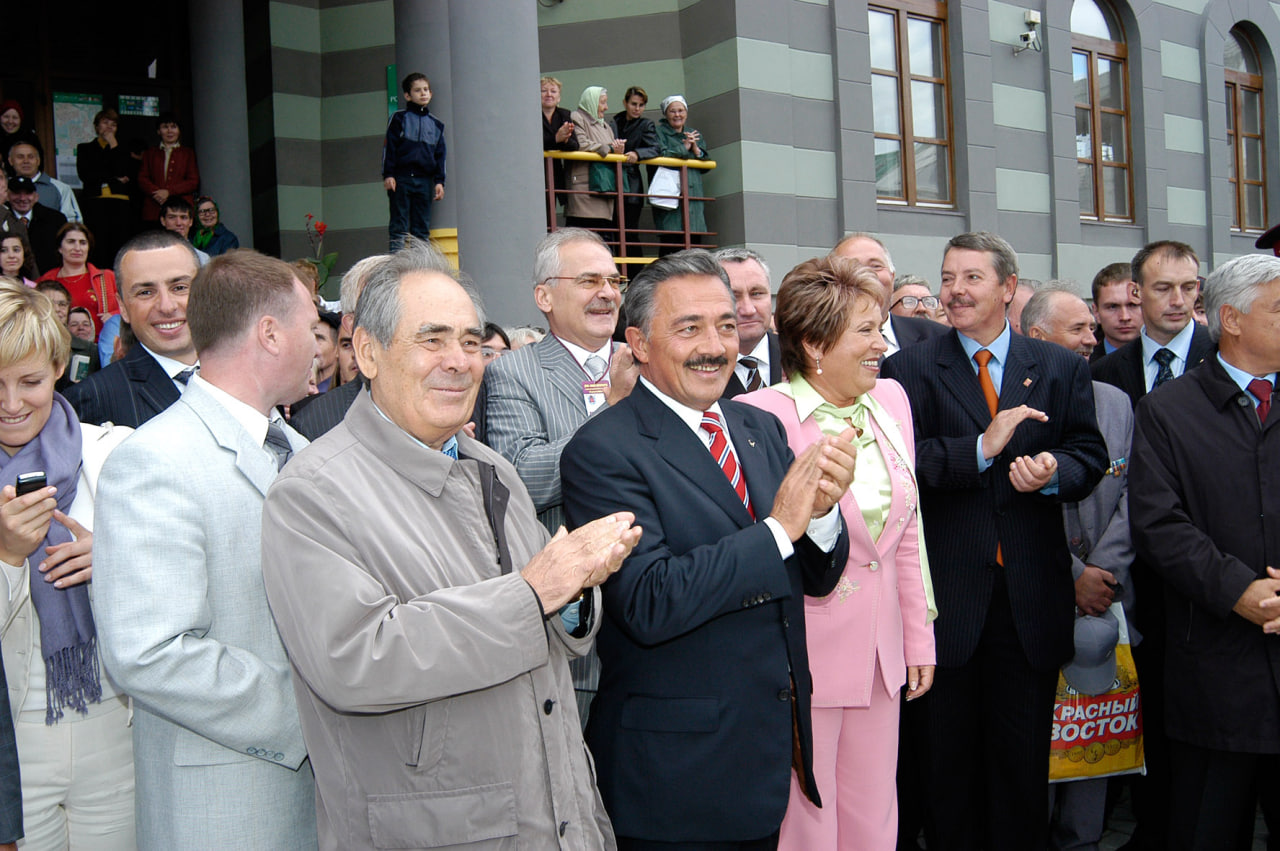 Открытие после реконструкции пешеходной улицы Петербургская (бывшая ул. Свердлова), август 2005 года. На переднем плане справа налево: губернатор Санкт-Петербурга Валентина Матвиенко, мэр Казани Камиль Исхаков, президент Татарстана Минтимер Шаймиев.&nbsp;