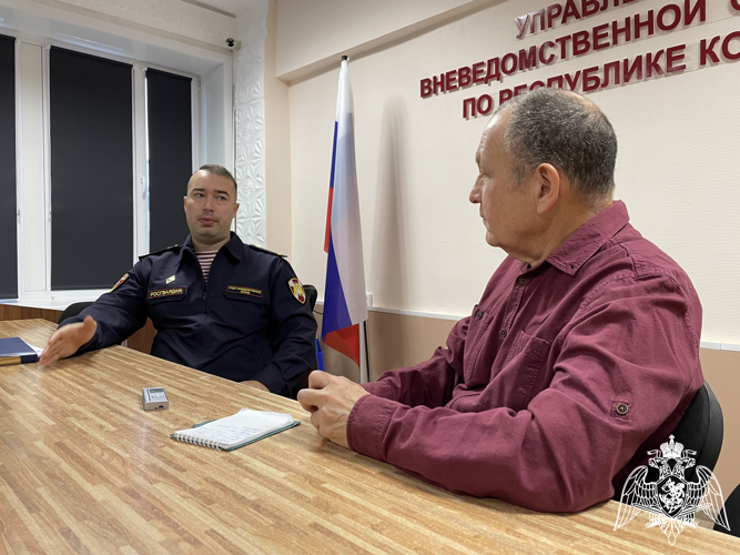 В Сыктывкаре офицер Росгвардии рассказал о службе во вневедомственной охране журналисту газеты «Коми му»