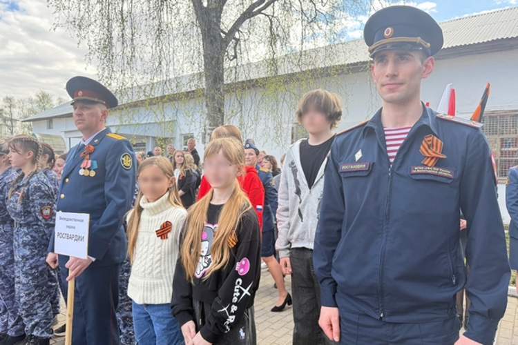 В Вологде дети сотрудников и военнослужащих Росгвардии приняли участие в межведомственной акции «С годами их не меркнет слава!»