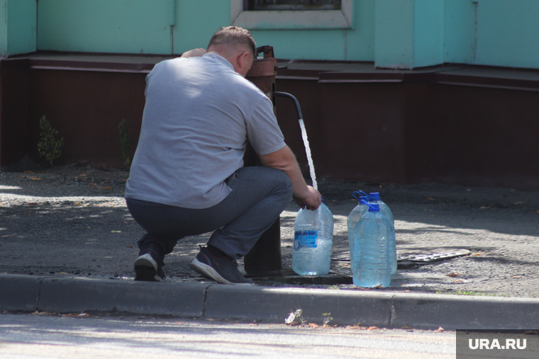 Разное. Курган, колонка, водоколонка, бутылки с водой, вода