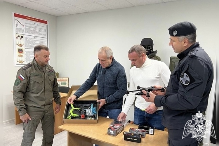 Смоленским росгвардейцам передали оборудование для подготовки операторов беспилотных летательных аппаратов 