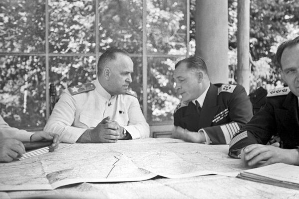 Маршал Георгий Жуков и Народный комиссар ВМФ СССР Николай Кузнецов - Sputnik Абхазия
