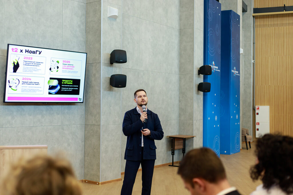 Студенты НовГУ начали получать карты лояльности «Город-университет»