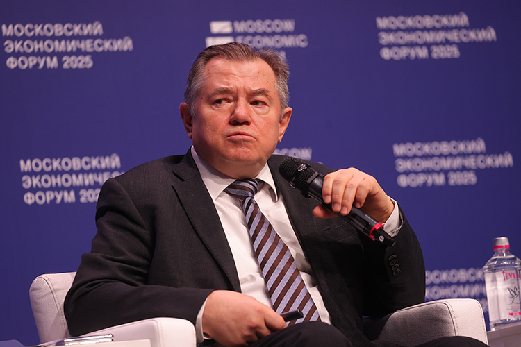 Глазьев напомнил, что по итогам 2024 года в России рапортовали о высоких темпах роста, которые достигнуты не благодаря, а вопреки сложившейся макроэкономической ситуации