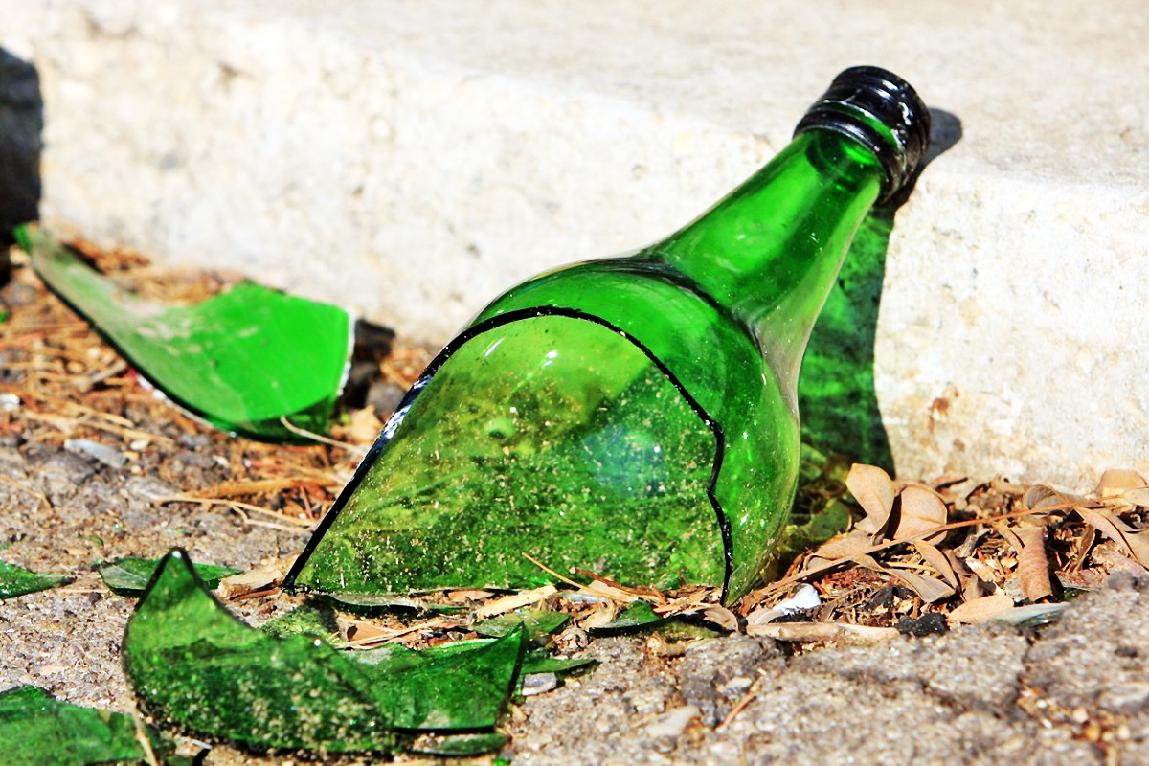 Как разбить бутылку