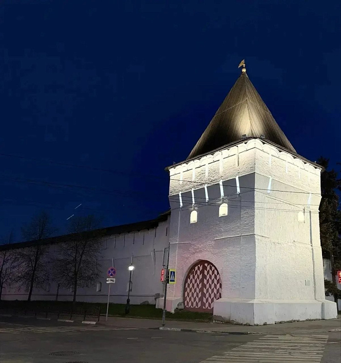 Спасо-Преображенский монастырь Ярославля украсила подсветка