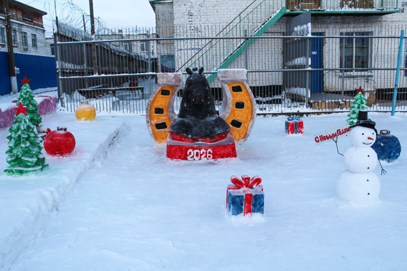 Кировские заключенные слепили красного коня и дымковскую лошадь